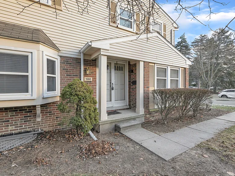 1592 Brentwood Dr — Photo 1