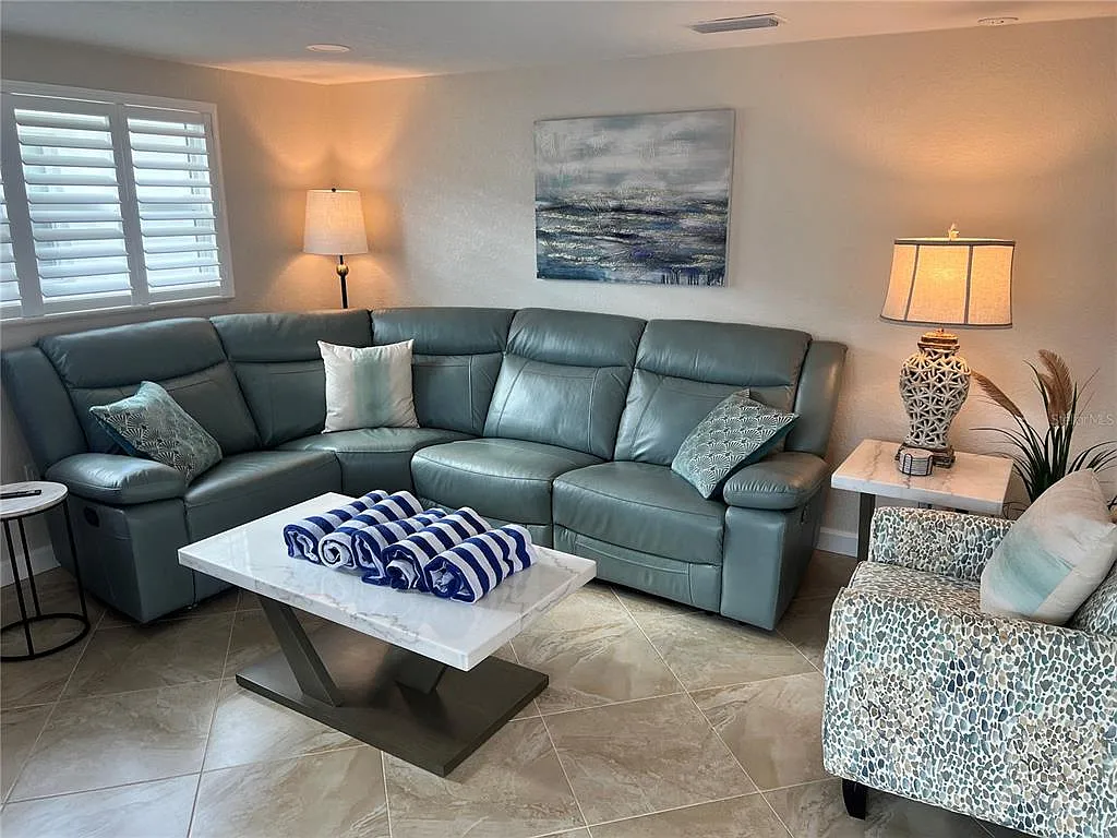 2 bed, 1.5 bath, 836 sqft, $8,040 — Photo 2