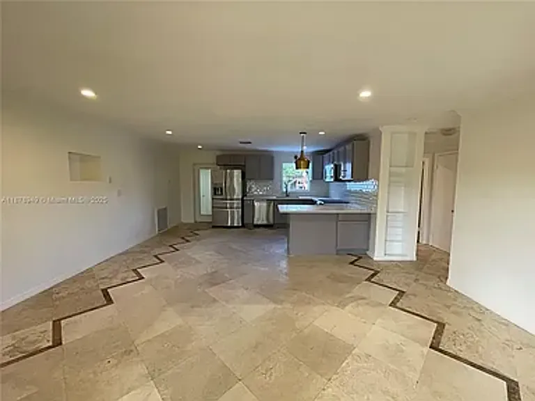 1107 NE 8th St — Photo 1