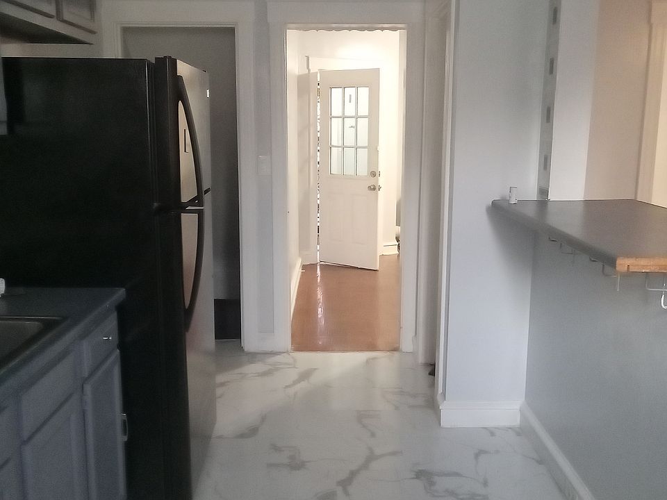 kitchen. view of main entrance