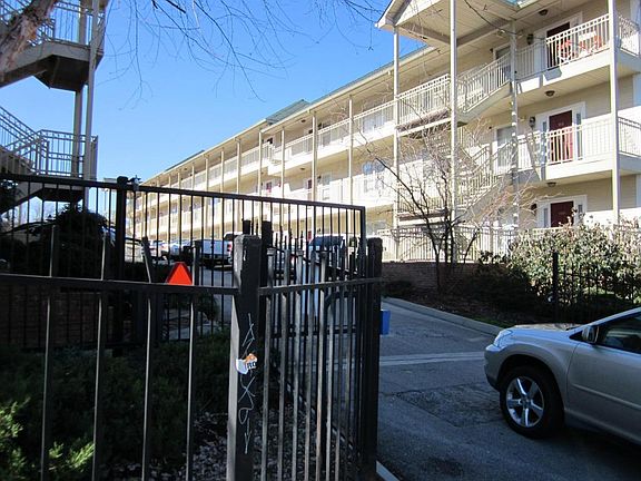 3rd image of 1631 Queen Anne Way