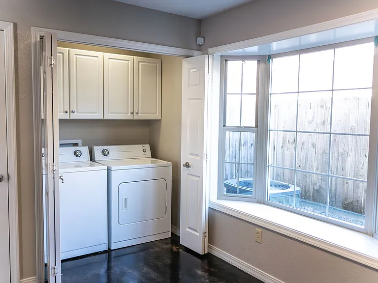 609 Bond St — Photo 10