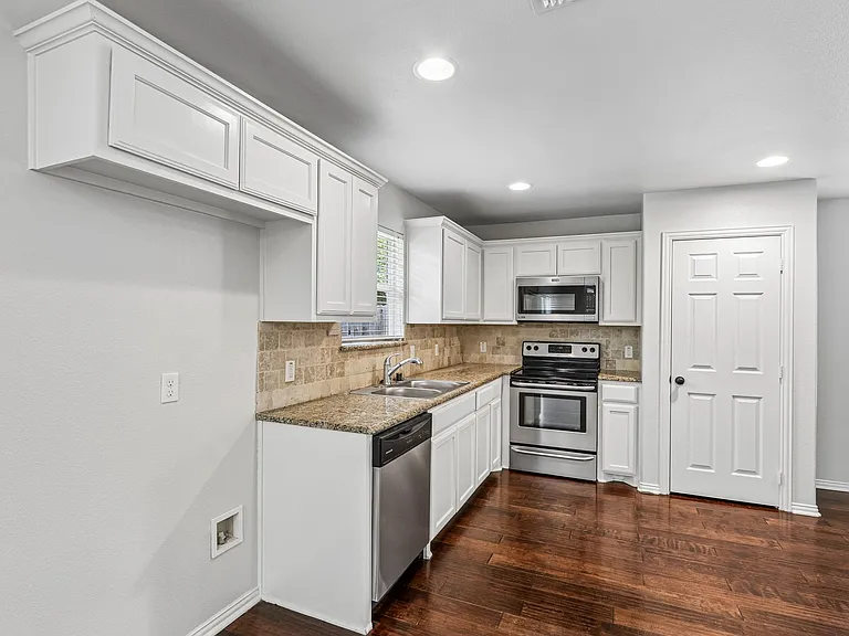 3017 N Hickory St — Photo 8