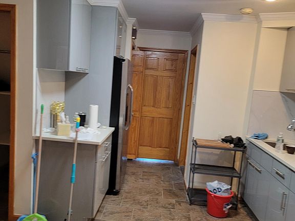 4th image of 73-24 52nd Ct Floor 1