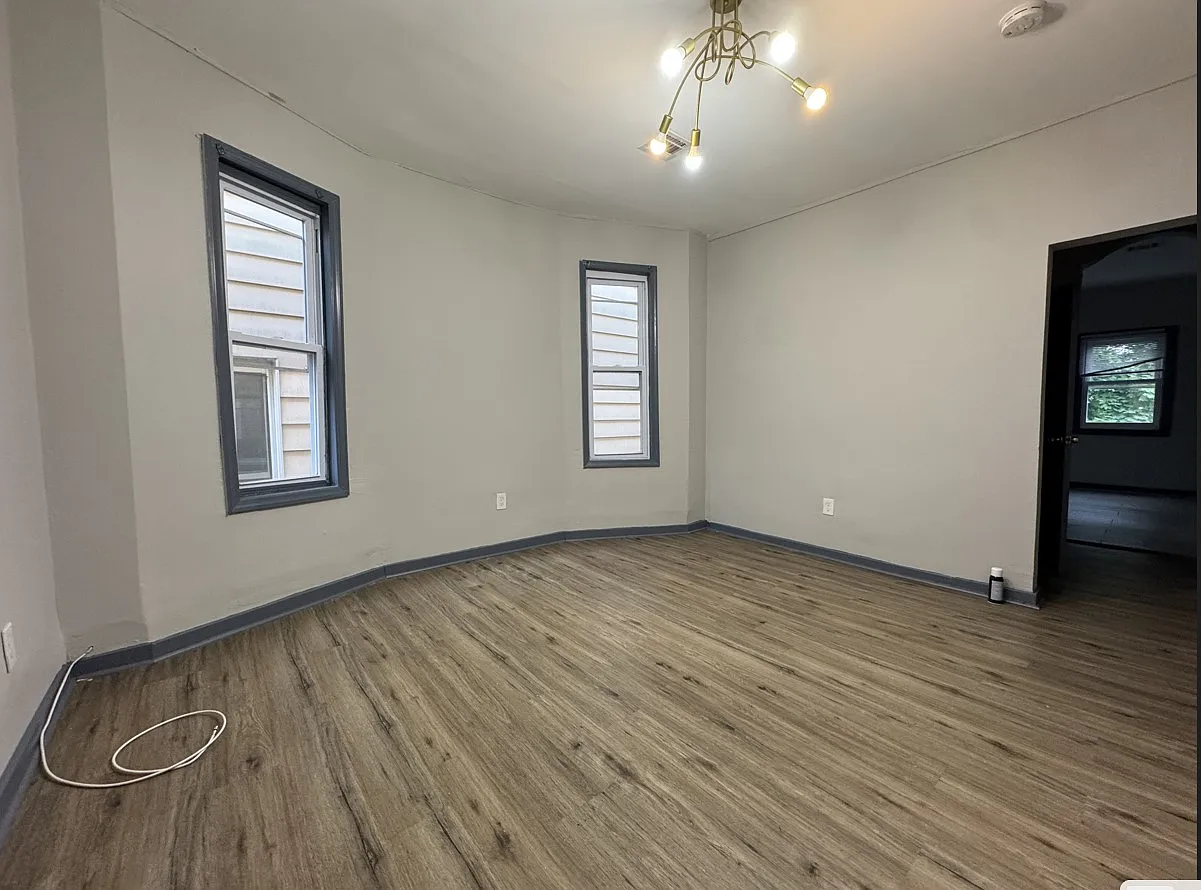 3 bed, 1000 sqft, $2,500 — Photo 2
