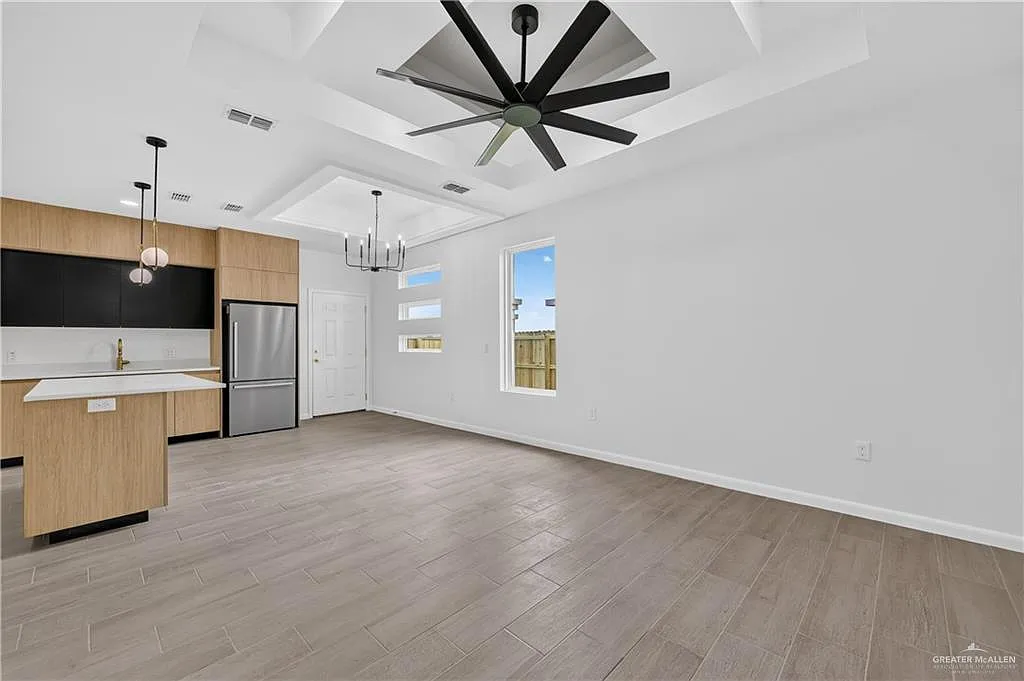 3 bed, 2.0 bath, 1100 sqft, $1,350 — Photo 4