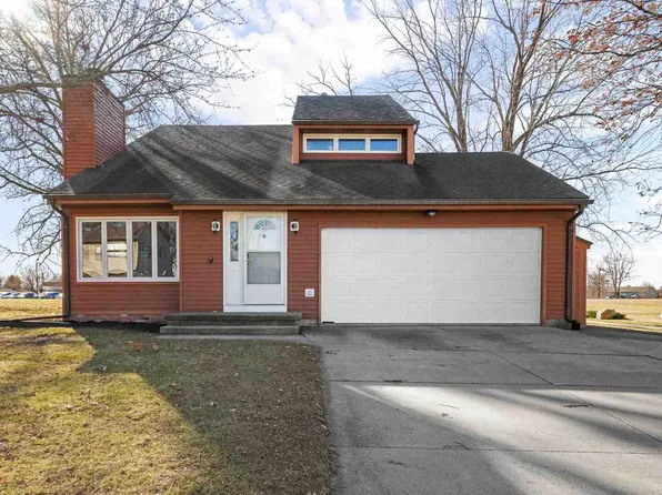 1037 Brookview Dr, De Witt, IA 52742