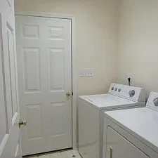 402 Westminster Dr — Photo 2