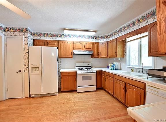 5th image of 1647 Nottingham Ct