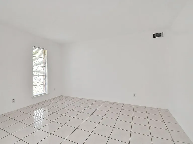 530 Westshire Dr — Photo 28