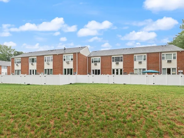 41 Foundry St APT 15-3, South Easton, MA 02375