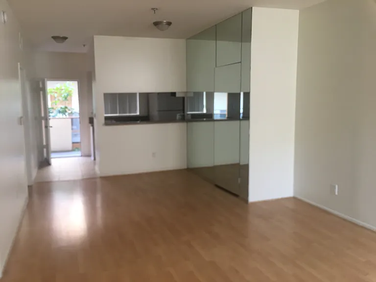 125.5 N Doheny Dr #302 — Photo 2