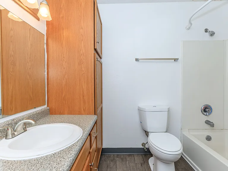 Lakeview — Photo 9