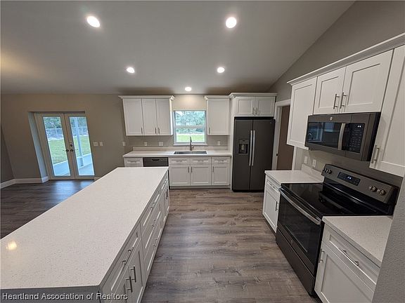 3rd image of 3237 Popinjay Ave