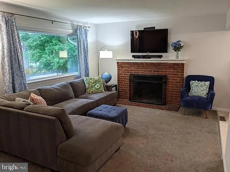 4 bed, 2.0 bath, 1008 sqft, $3,300 — Photo 4
