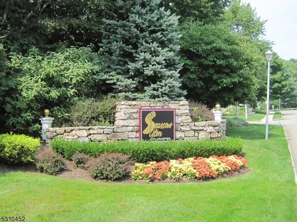 61 Brookside Ln, Mount Arlington Boro, NJ 07856