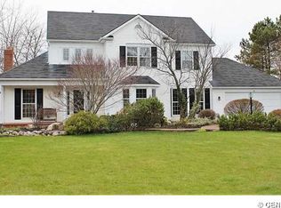 11 Devonwood Ln, Pittsford, NY 14534