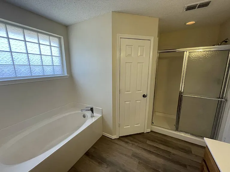 1605 Kirby Ave — Photo 8