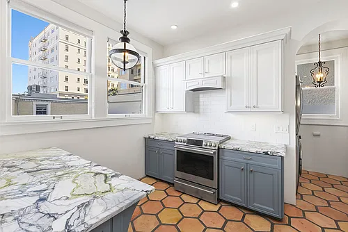 Fabulous 3-Br Condo Pacific Heights at Pacific Heights — Photo 4