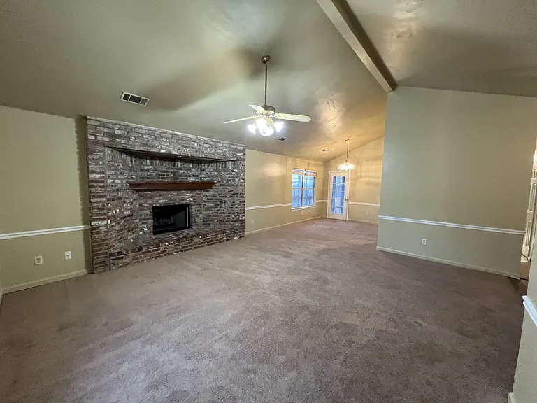 406 Club Dr — Photo 2