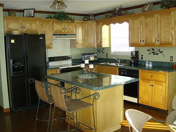 Kitchen w/maple cabinets