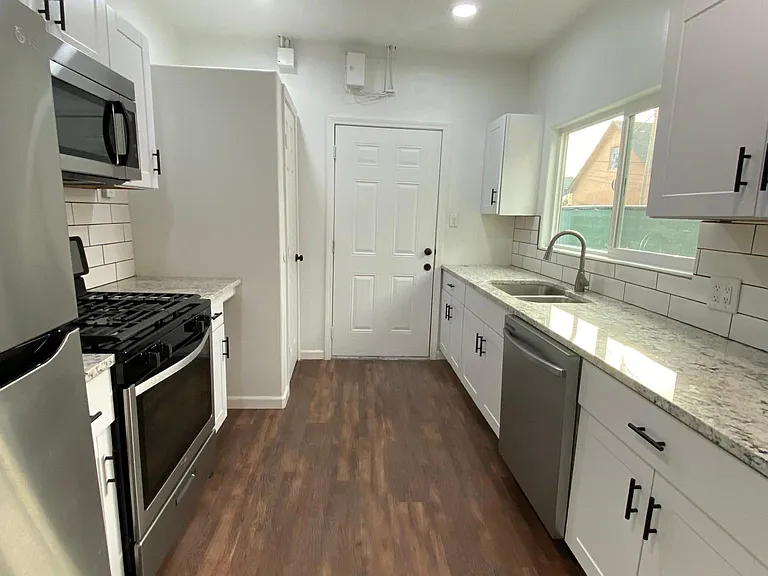 318 Santa Fe Ave SW — Photo 2