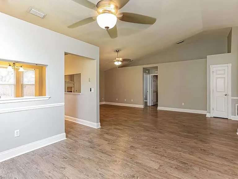 8779 Hammond Forest Dr — Photo 2