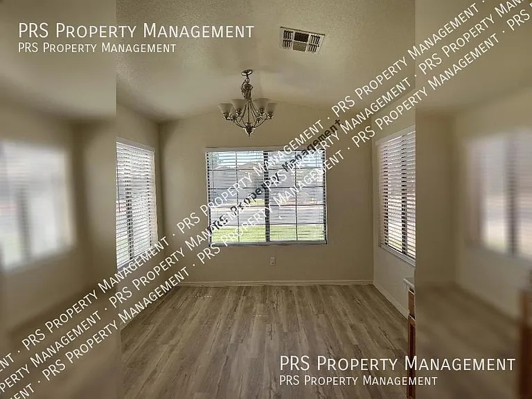 1744 E Robin Ln — Photo 3