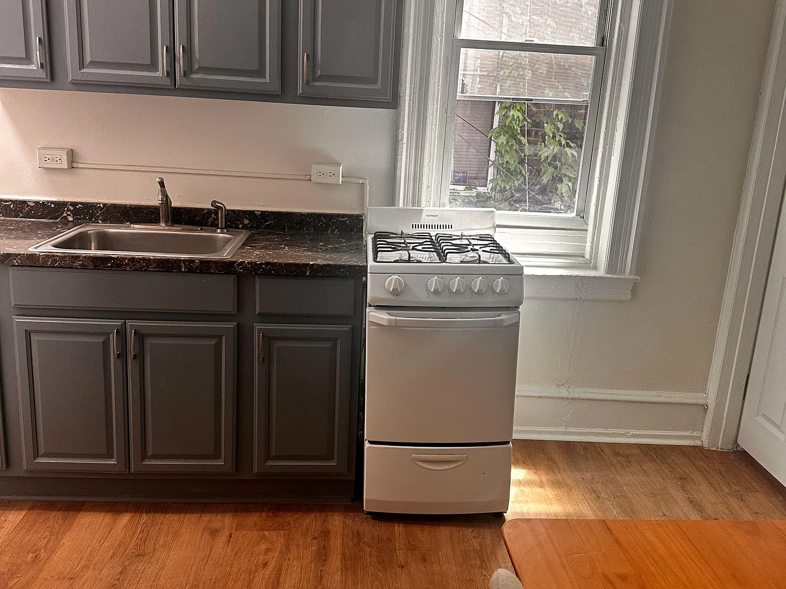 3 bed, 1.0 bath, 1200 sqft, $1,139 — Photo 2