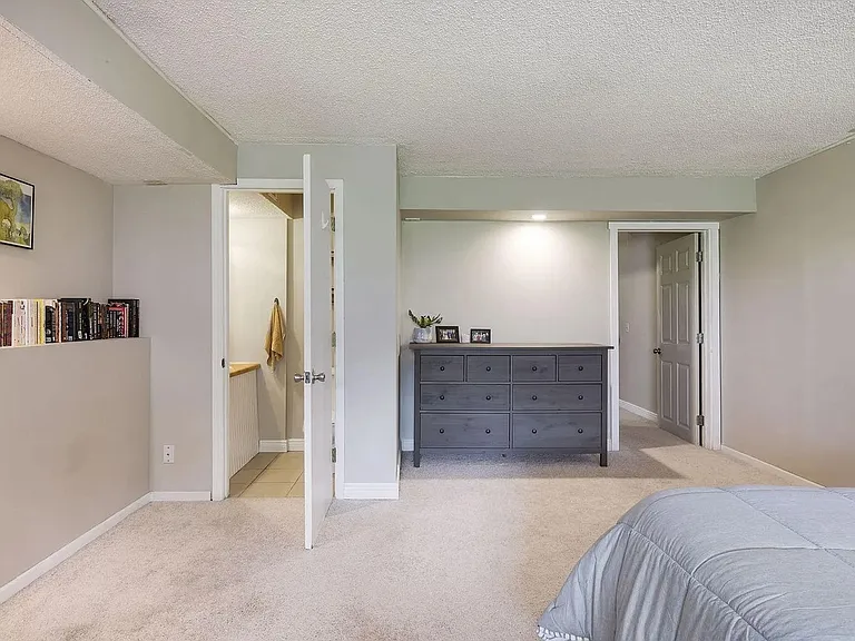 1027 24th Ave NE — Photo 9