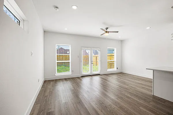 4512 Noble St — Photo 4