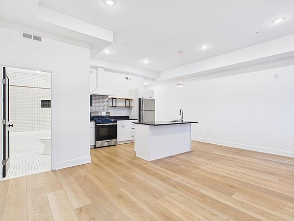 5th image of 3148-52 Richmond St #3