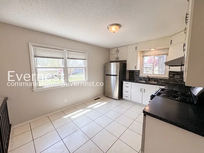 11912 Beacon Ave — Photo 6