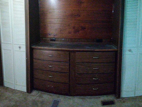 2nd bdrm built-in clst &dresser