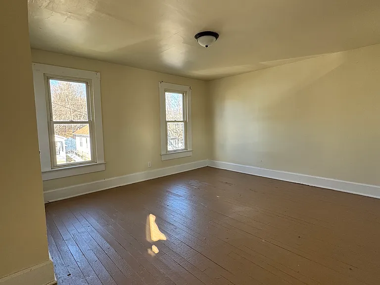 422 Seborn Ave — Photo 5