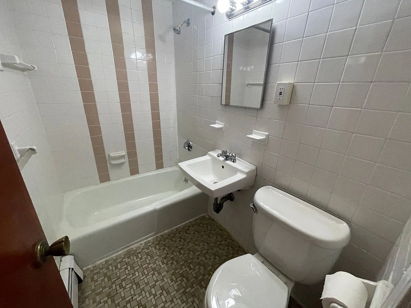 * Longwood * Clean & Basic 1-Bedroom On Mbta Gl-E — Photo 3