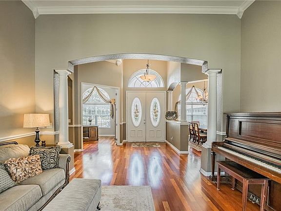 5th image of 1109 Carriage Park Dr