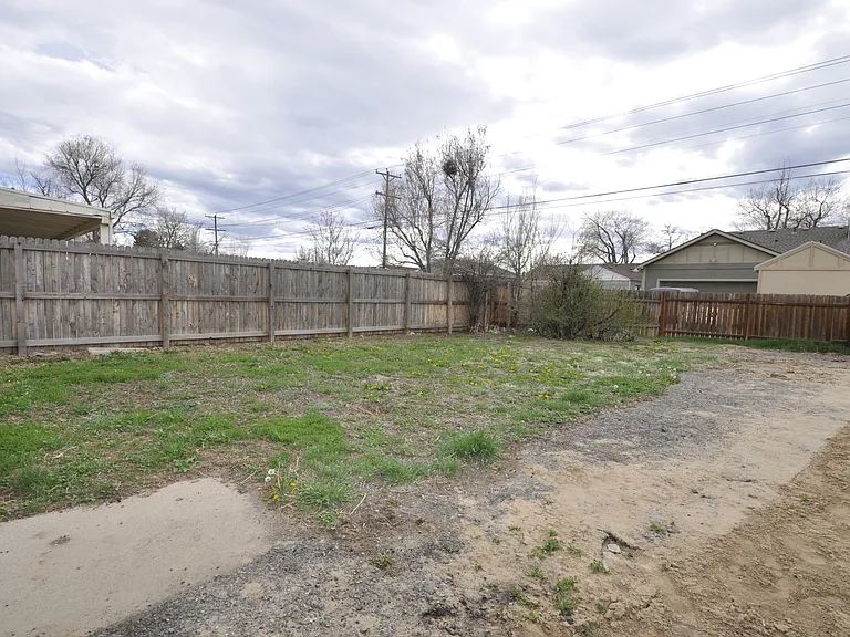 2525 Olive St — Photo 21