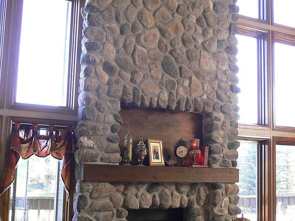 20' vaulted living room