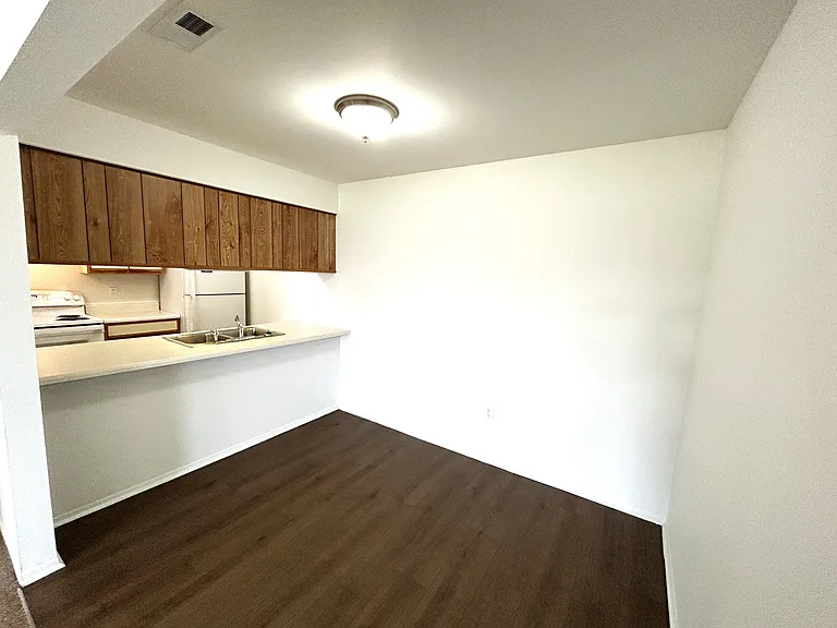 Thornridge Apartments — Photo 48
