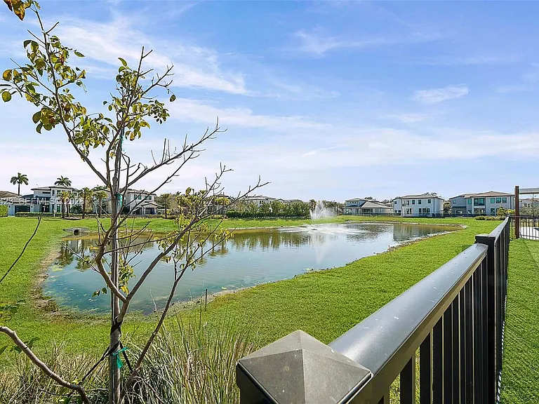 5718 Ashwood Cir W — Photo 64