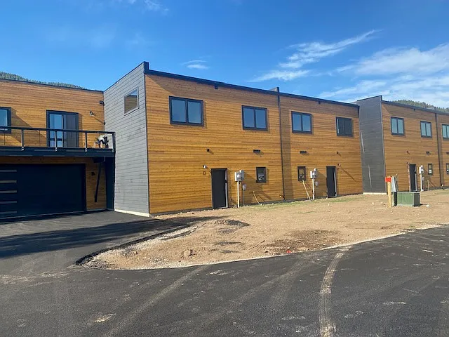 334 Meadows Dr — Photo 3