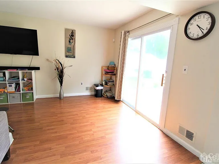 47 Linden Ln — Photo 7