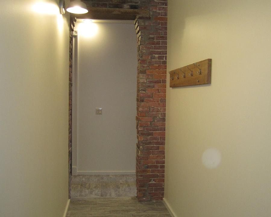 Entry Hall to Apt.