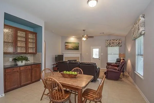 623 W Newport Bnd — Photo 6