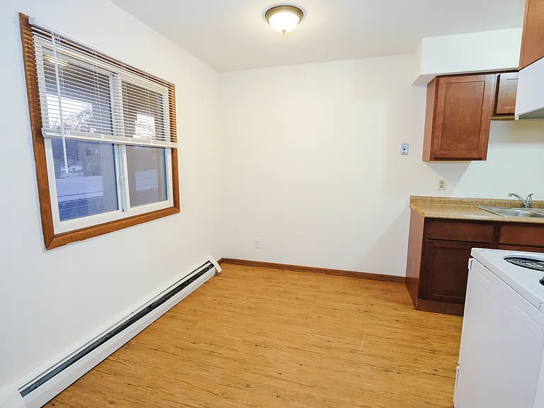 Colonial Apartments — Photo 14