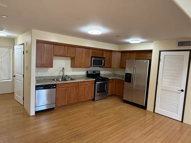 255 W 7th St #20 — Photo 6