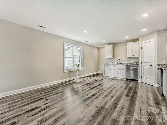 4th image of 602 Bethpage Rd