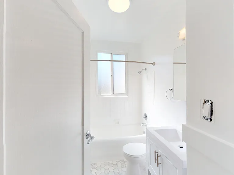 2844 Lyon St — Photo 5