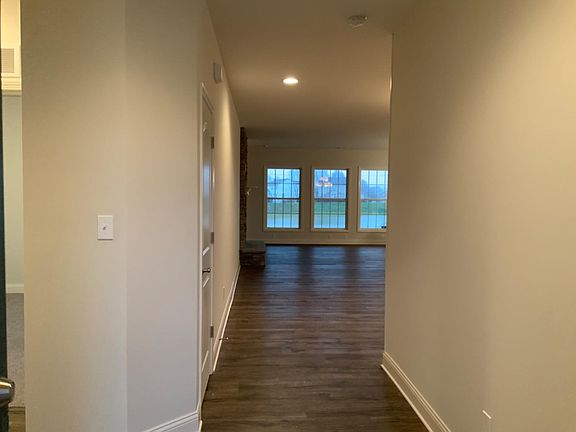 5th image of 296 Brunswick Cir